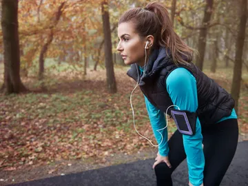 Una mujer entrenando en otoño Una mujer entrenando en otoño