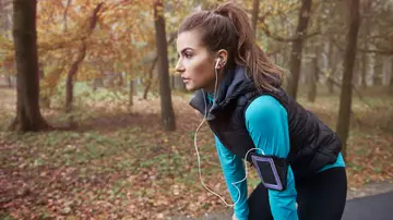 Una mujer entrenando en otoño Una mujer entrenando en otoño