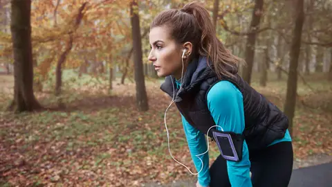 Una mujer entrenando en otoño Una mujer entrenando en otoño