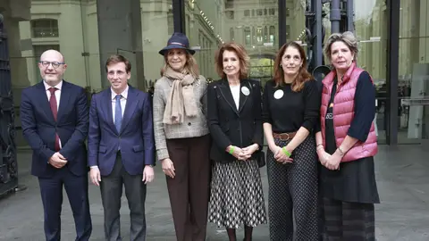 Simoneta Gómez-Acebo, María José Ferrari Sánchez, Josefina Sánchez Errázuriz, la infanta Elena y José Luis Martínez-Almeida, de derecha a izquierda Simoneta Gómez-Acebo, María José Ferrari Sánchez, Josefina Sánchez Errázuriz, la infanta Elena y José Luis Martínez-Almeida, de derecha a izquierda