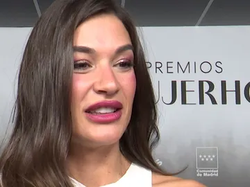 Estela Grande atendiendo a la prensa Estela Grande atendiendo a la prensa