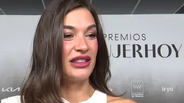 Estela Grande atendiendo a la prensa Estela Grande atendiendo a la prensa