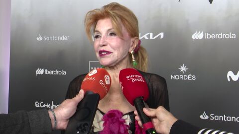 Tita Cervera haciendo declaraciones a la prensa