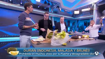 Los Morancos prueba una fruta prohibida por tener "el peor olor del planeta" Los Morancos prueba una fruta prohibida por tener "el peor olor del planeta"