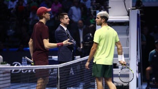 Sinner y Alcaraz conversan durante la final en Tur&iacute;n