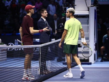 Sinner y Alcaraz conversan durante la final en Turín