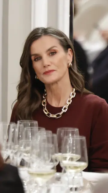La reina Letizia, con collar y pendientes de Parfois La reina Letizia, con collar y pendientes de Parfois