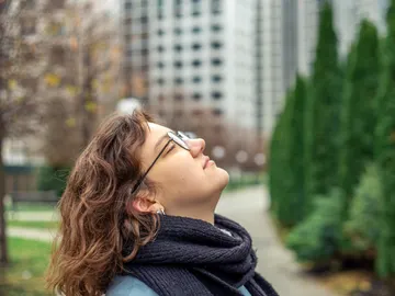 Mujer respirando en una ciudad Mujer respirando en una ciudad