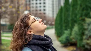 Mujer respirando en una ciudad Mujer respirando en una ciudad