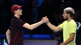 Sinner y Alcaraz se saludan tras la final de las Nitto ATP Finals en Tur&iacute;n