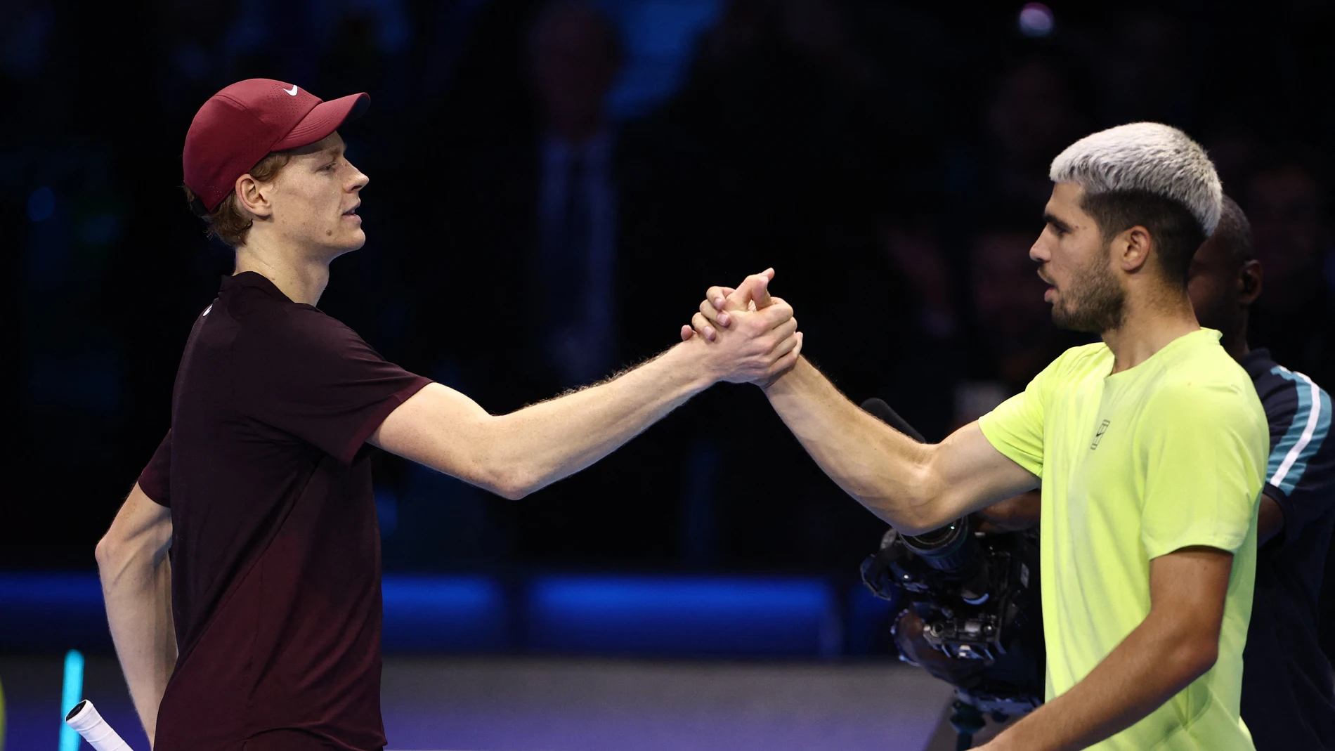 Sinner y Alcaraz se saludan tras la final de las Nitto ATP Finals en Turín Sinner y Alcaraz se saludan tras la final de las Nitto ATP Finals en Turín