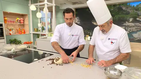 Incorpora las pasas y las avellanas a la masa Incorpora las pasas y las avellanas a la masa