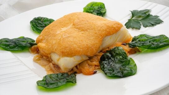 Bacalao gratinado con mahonesa de ajo y pimentón, de Arguiñano: "Una receta llamativa, rica y fácil"