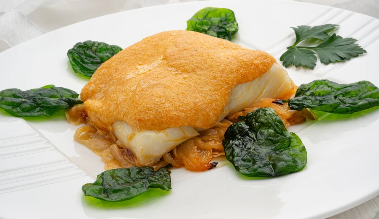 Bacalao gratinado con mahonesa de ajo y pimentón, de Arguiñano: "Una receta llamativa, rica y fácil"