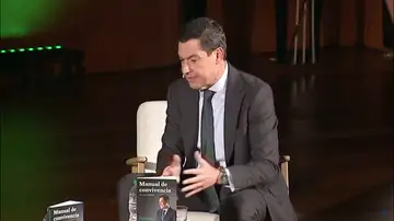 Juanma Moreno en la presentación de su nuevo libro: "Manual de convivencia: La vía andaluza" Juanma Moreno en la presentación de su nuevo libro: "Manual de convivencia: La vía andaluza"