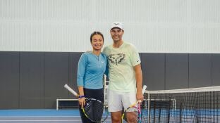 La tenista filipina Alex Eala junto a Rafa Nadal