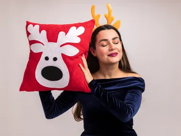 Una mujer con un cojín navideño Una mujer con un cojín navideño