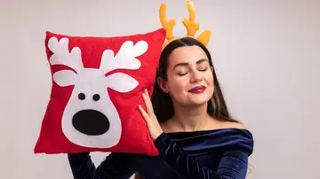 Una mujer con un cojín navideño Una mujer con un cojín navideño