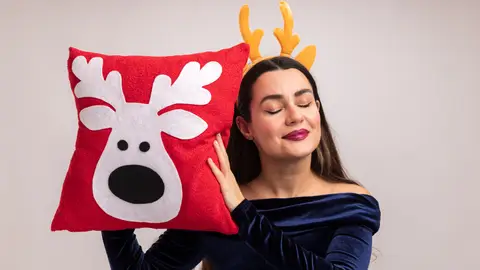 Una mujer con un cojín navideño Una mujer con un cojín navideño
