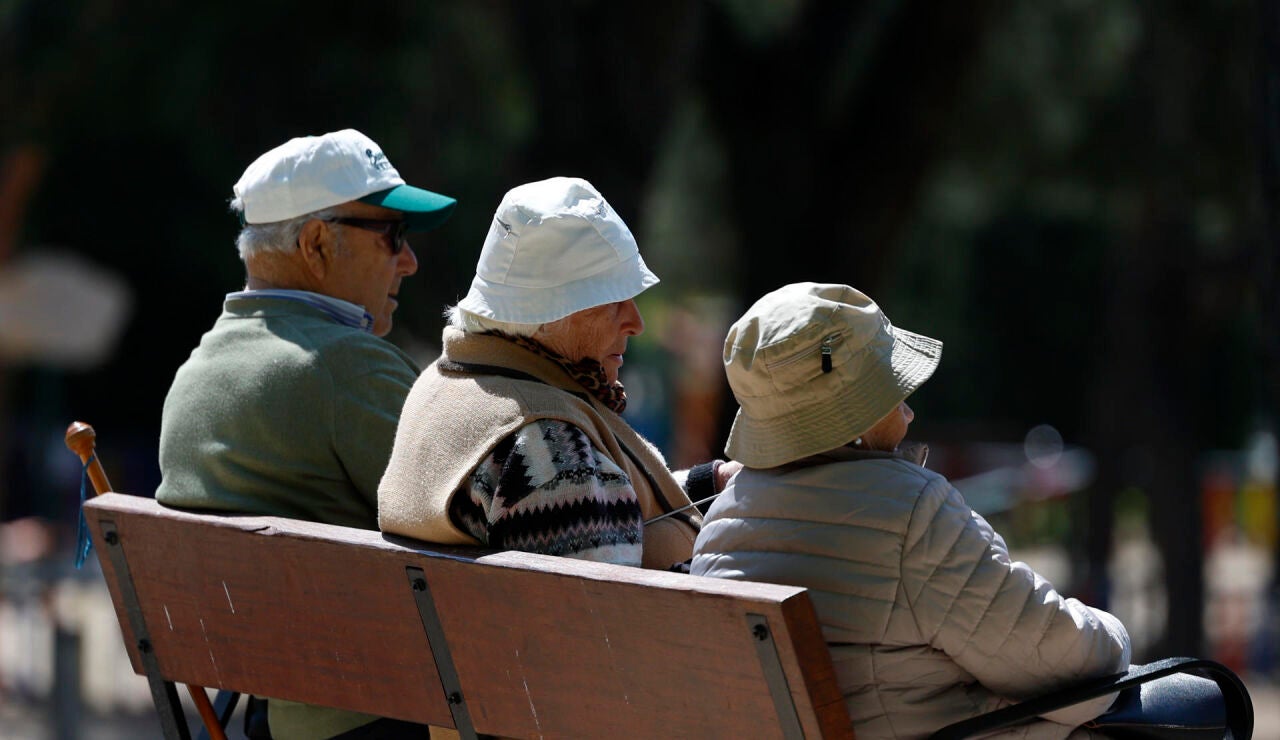 Personas mayores descansando en un banco
