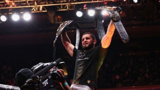 Islam Makhachev celebra su victoria ante Jack Della Maddalena en el Madison Square Garden