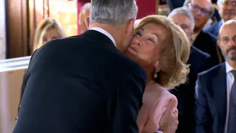 El beso del rey Felipe con la reina Sofía El beso del rey Felipe con la reina Sofía