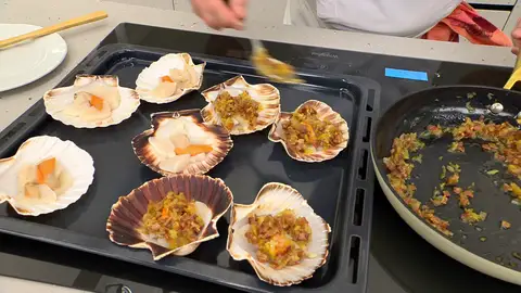 Retíralas y cúbrelas con la mezcla de cebolleta y jamón. Retíralas y cúbrelas con la mezcla de cebolleta y jamón.