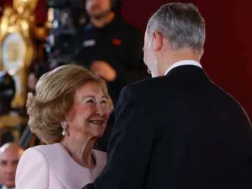 La reina Sofía recibe el Toisón de Oro de Felipe VI La reina Sofía recibe el Toisón de Oro de Felipe VI