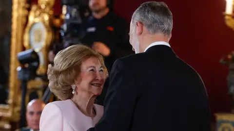 La reina Sofía recibe el Toisón de Oro de Felipe VI La reina Sofía recibe el Toisón de Oro de Felipe VI