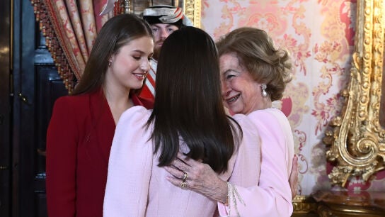 La reina Letizia (c), la princesa de Asturias, Leonor (i) y la reina em&eacute;rita, Sof&iacute;a (d), conversan durante el besamanos tras el acto central de conmemoraci&oacute;n del 50 aniversario de restauraci&oacute;n de la monarqu&iacute;a, este viernes en el palacio Real en Madrid.