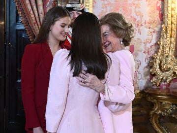 La reina Letizia (c), la princesa de Asturias, Leonor (i) y la reina emérita, Sofía (d), conversan durante el besamanos tras el acto central de conmemoración del 50 aniversario de restauración de la monarquía, este viernes en el palacio Real en Madrid.