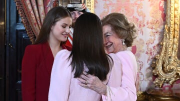 La reina Letizia (c), la princesa de Asturias, Leonor (i) y la reina emérita, Sofía (d), conversan durante el besamanos tras el acto central de conmemoración del 50 aniversario de restauración de la monarquía, este viernes en el palacio Real en Madrid.
