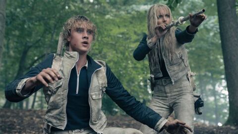 Joseph Zada ​​como Haymitch Abernathy y McKenna Grace como Maysilee Donner en Amanecer en la cosecha