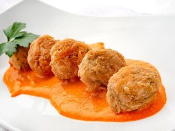 Albóndigas de bonito en aceite con salsa de piquillo