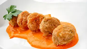 Albóndigas de bonito en aceite con salsa de piquillo Albóndigas de bonito en aceite con salsa de piquillo
