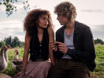 Whitney Peak como Lenore Dove Baird y Joseph Zada ​​como Haymitch Abernathy en Amanecer en la cosecha