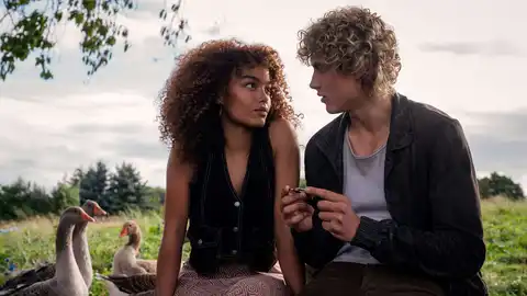 Whitney Peak como Lenore Dove Baird y Joseph Zada como Haymitch Abernathy en Amanecer en la cosecha Whitney Peak como Lenore Dove Baird y Joseph Zada como Haymitch Abernathy en Amanecer en la cosecha