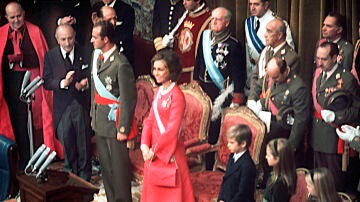 Juan Carlos I, tras el discurso pronunciado en la ceremonia de jura como rey en el Congreso de los Diputados