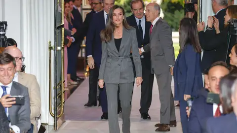 La reina Letizia con traje sastre La reina Letizia con traje sastre