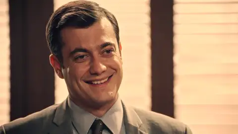 ¡Gabriel le pide a Tasio que sea su testigo en la boda y él acepta! ¡Gabriel le pide a Tasio que sea su testigo en la boda y él acepta!