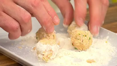 Coge pequeñas porciones de la mezcla de bonito, huevo y pan rallado, redondéalas, pásalas por harina Coge pequeñas porciones de la mezcla de bonito, huevo y pan rallado, redondéalas, pásalas por harina