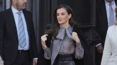 Todos los looks de la última semana de la reina Letizia: ideas perfectas (y low cost) para ir a la oficina