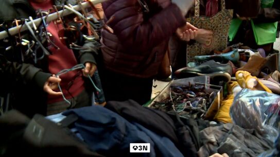 Se venden en un mercadillo 6.000 objetos extraviados en Manises: "Hay desde una bolsa de agua hasta un ukelele"