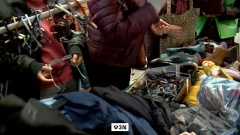 Se venden en un mercadillo 6.000 objetos extraviados en Manises: "Hay desde una bolsa de agua hasta un ukelele" Se venden en un mercadillo 6.000 objetos extraviados en Manises: "Hay desde una bolsa de agua hasta un ukelele"