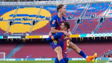 Lewandowski celebra el gol con Fermín Lewandowski celebra el gol con Fermín
