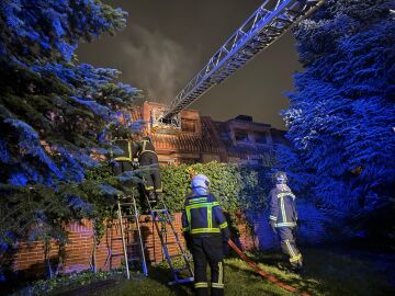 Bomberos de la Comunidad de Madrid acceden a una vivienda incendiada en Las Rozas Bomberos de la Comunidad de Madrid acceden a una vivienda incendiada en Las Rozas