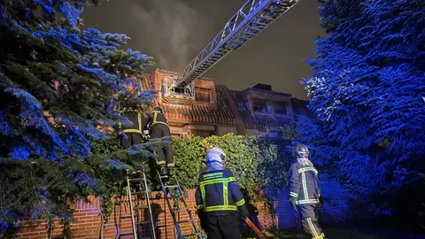 Bomberos de la Comunidad de Madrid acceden a una vivienda incendiada en Las Rozas Bomberos de la Comunidad de Madrid acceden a una vivienda incendiada en Las Rozas