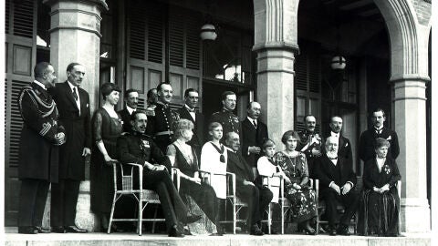 Alfonso XIII y grupo de la familia real en el Palacio Miramar