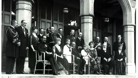 Alfonso XIII y grupo de la familia real en el Palacio Miramar Alfonso XIII y grupo de la familia real en el Palacio Miramar