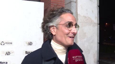 Josie contestando a la prensa